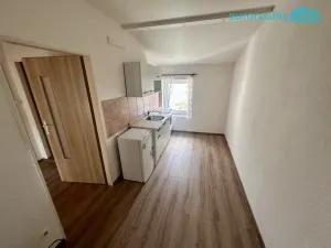 Pronájem bytu 1+1, Karlovy Vary, Závodu míru, 40 m2