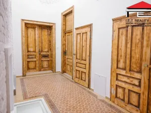 Prodej apartmánu, Frýdek-Místek, Zámecké nám., 405 m2