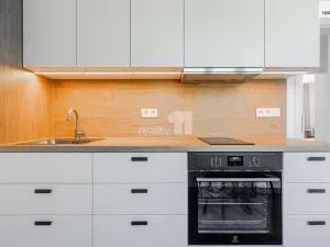 Pronájem atypického bytu, Praha - Strašnice, U krbu, 20 m2