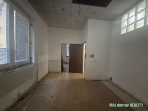 Pronájem obchodního prostoru, Praha - Libeň, náměstí Dr. Václava Holého, 300 m2