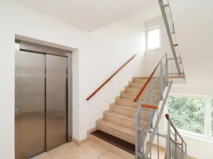 Pronájem bytu 2+kk, Praha - Hloubětín, Nademlejnská, 41 m2