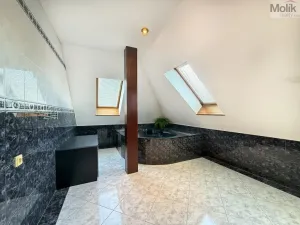 Pronájem atypického bytu, Chomutov, Zborovská, 256 m2