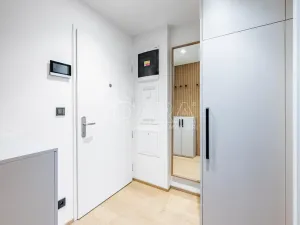 Pronájem bytu 2+kk, Praha - Karlín, Pobřežní, 32 m2