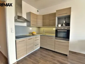 Pronájem bytu 1+kk, Hradec Králové - Třebeš, Ve Stromovce, 32 m2