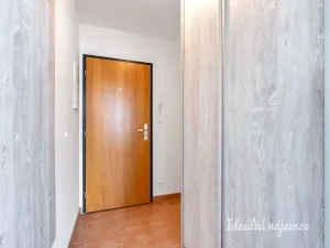 Pronájem bytu 1+kk, Praha - Lhotka, U Nového dvora, 31 m2
