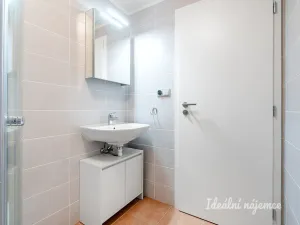 Pronájem bytu 1+kk, Praha - Lhotka, U Nového dvora, 31 m2
