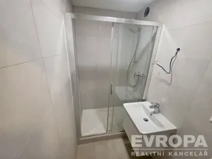 Pronájem bytu 1+kk, Praha - Kobylisy, Košťálkova, 32 m2