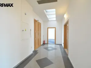 Pronájem kanceláře, Hradec Králové, Československé armády, 100 m2