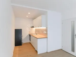 Prodej bytu 2+kk, Praha - Kobylisy, Famfulíkova, 43 m2