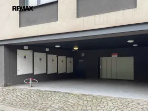 Prodej garážového stání, Praha - Smíchov, Holečkova, 13 m2