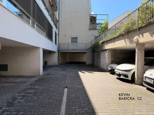 Pronájem garážového stání, Brno, Kosmova, 13 m2