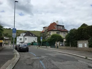Prodej podílu 1/4 činžovního domu, Praha - Hlubočepy, V násypu, 430 m2