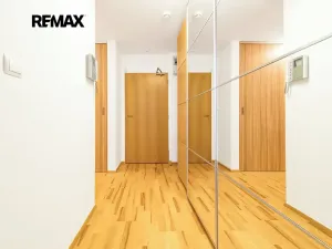 Pronájem bytu 1+kk, Praha - Žižkov, Ke kapslovně, 53 m2