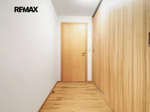 Pronájem bytu 1+kk, Praha - Žižkov, Ke kapslovně, 53 m2