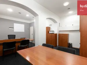Pronájem obchodního prostoru, Opava, Dolní náměstí, 27 m2
