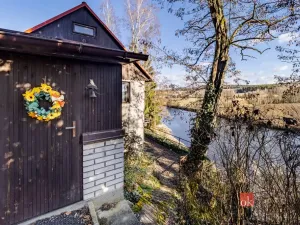 Prodej chaty, Týn nad Vltavou - Hněvkovice na levém břehu Vltavy, 80 m2