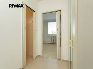 Pronájem bytu 1+1, Praha - Kobylisy, Jelínkova, 33 m2