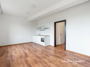 Pronájem bytu 1+kk, Praha - Suchdol, Suchdolské náměstí, 32 m2