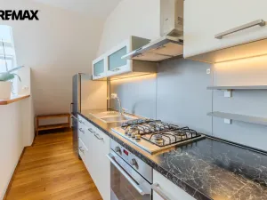 Pronájem bytu 2+kk, Praha - Bubeneč, Zelená, 52 m2