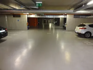 Pronájem garážového stání, Praha - Karlín, Rohanské nábřeží, 15 m2