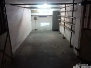 Pronájem garážového stání, Praha - Podolí, Kubištova, 16 m2