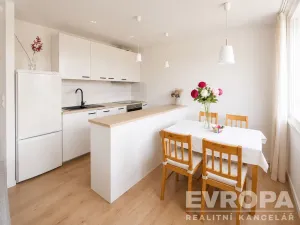 Prodej bytu 3+kk, Praha - Karlín, U Sluncové, 66 m2
