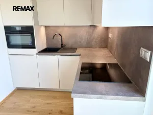 Pronájem bytu 1+kk, Praha - Košíře, Na Stárce, 39 m2