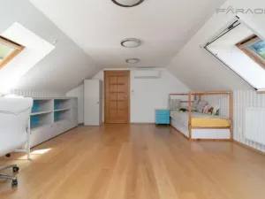 Pronájem kanceláře, Praha - Březiněves, Skřivánčí, 725 m2