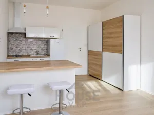 Prodej bytu 1+kk, Praha - Podolí, Dvorecké náměstí, 31 m2