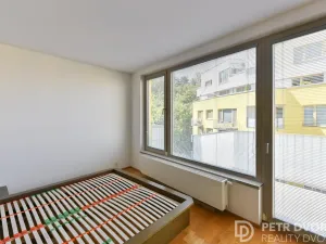 Pronájem bytu 1+kk, Praha - Žižkov, Jeseniova, 48 m2
