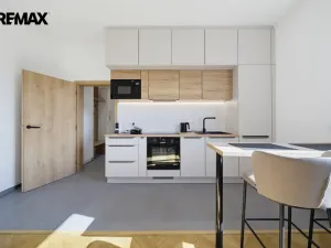 Prodej bytu 2+kk, Karlovy Vary - Drahovice, Vítězná, 46 m2