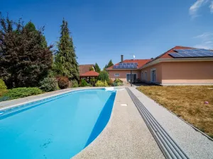 Prodej rodinného domu, Luženičky, 300 m2