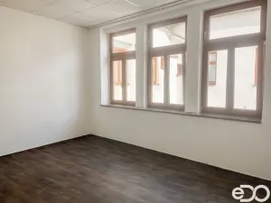 Pronájem bytu 2+1, Jindřichův Hradec, nám. Míru, 97 m2