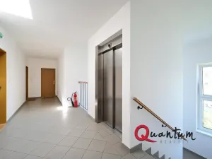 Pronájem bytu 2+kk, Praha - Černý Most, Rudolfa Holeky, 33 m2