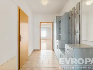 Prodej bytu 2+1, Praha - Újezd, Pastevců, 70 m2