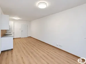 Pronájem bytu 1+kk, Praha, Choceradská, 41 m2