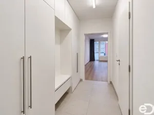 Pronájem bytu 1+kk, Praha, Choceradská, 41 m2