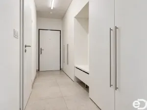 Pronájem bytu 1+kk, Praha, Choceradská, 41 m2