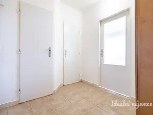 Pronájem bytu 1+kk, Praha, Lešenská, 26 m2
