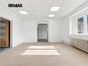 Pronájem obchodního prostoru, Přeštice, Masarykovo nám., 171 m2