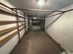 Pronájem garážového stání, Praha - Podolí, Kubištova, 17 m2