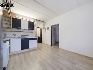 Prodej bytu 1+1, Karlovy Vary - Dvory, Chebská, 33 m2