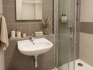 Prodej bytu 1+kk, Jince, Zborovská, 33 m2