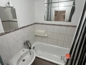Pronájem bytu 1+1, Karlovy Vary, Sládkova, 35 m2