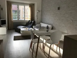 Pronájem bytu 2+kk, Praha, Pernerova, 50 m2
