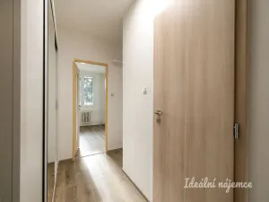 Pronájem bytu 2+kk, Praha - Prosek, Novoborská, 39 m2