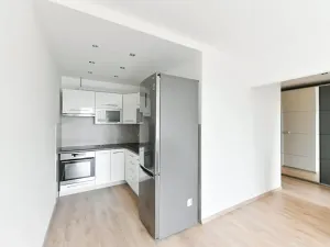 Pronájem bytu 2+kk, Praha - Kobylisy, Famfulíkova, 44 m2
