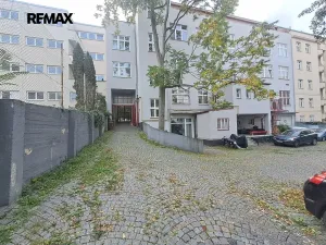 Pronájem garážového stání, Praha - Střešovice, Parléřova, 14 m2