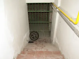 Pronájem skladu, Praha - Karlín, Pobřežní, 91 m2