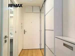 Pronájem bytu 1+kk, Praha - Smíchov, Podbělohorská, 39 m2